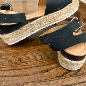 EUC Vepose Black Espadrille Shoes with Woven Platform- size 8.5